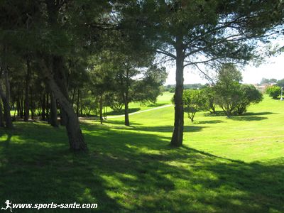 Le golf Saint-Thomas dans la garrigue de Béziers Hérault Languedoc.