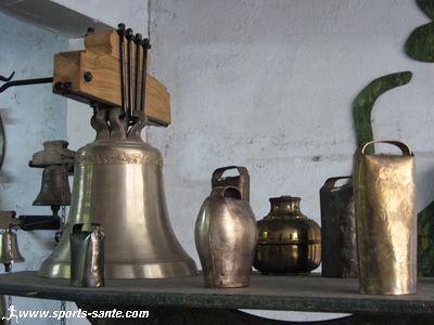Photo des cloches et clarines à la fonderie à Hérépian