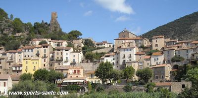 Kayak et baignade à Roquebrun sur Orb département de l'Hérault en Languedoc