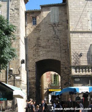 Le marché du samedi à Pézenas département de l'Hérault en Languedoc