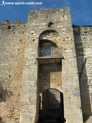 Photo de la porte des cathares à Puisserguier