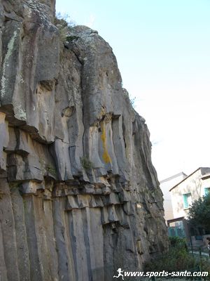 Photo des orgues basaltiques à Saint-Thibéry en Languedoc