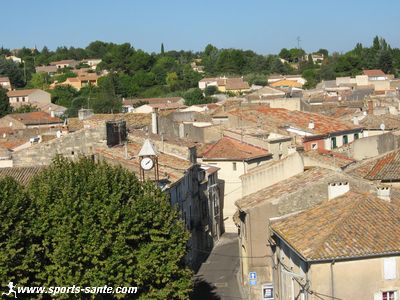 Vue sur le toit  des maisons du village de Tourbes