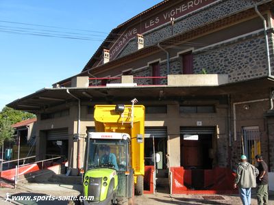 Photo de tracteur déchargeant le raisin