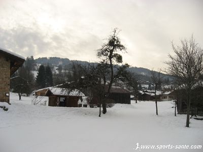 Photo de piste entre les chalets à Morillon