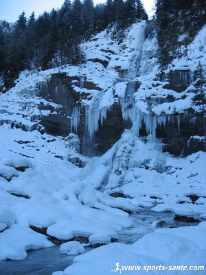 Image de la cascade du Rouget gélée