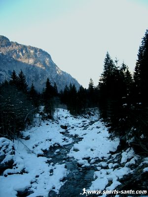Photo de torrent enneigé