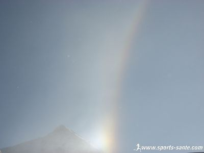 Photo d'arc en ciel sur la montagne