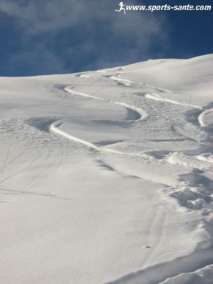 Photo de virages dans la poudreuse