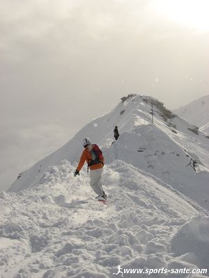 Image de surfers sur une crête