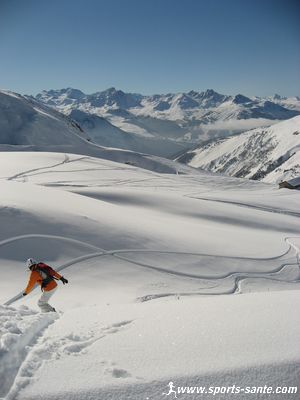 Photo de descente dans la neige trafolée