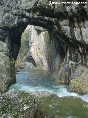 Photo du grand arc du Lamalou en hautes eaux