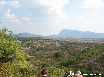Le ravin des Arcs du Lamalou, pays des arches et des marmites calcaires près de Montpellier