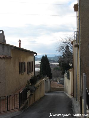 Photo de l'étang de Bages et des reliefs catalans