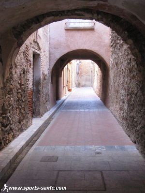 Photo d'un passage voûté dans le quartier historique de Baixas