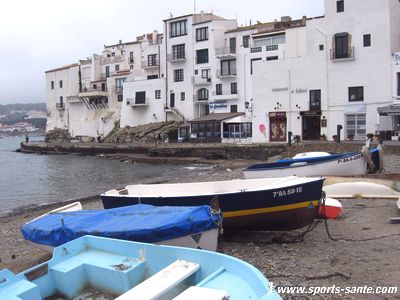 Photo des maisons et des barques sur le port de catalan de Cadaqués
