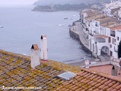 Vue de la vieille ville de Cadaqué et de son port