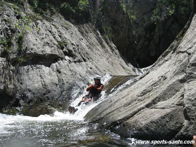 Photo de toboggan en canyoning