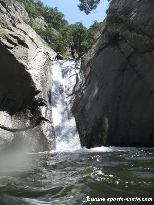 Image de grand toboggan en canyoning