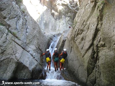 Photo de descente de rivière en montagne