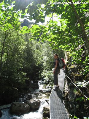 Image de passerelle sur une falaise rocheuse