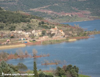 Celles village partiellement englouti au Lac du Salagou Hérault Languedoc-Roussillon