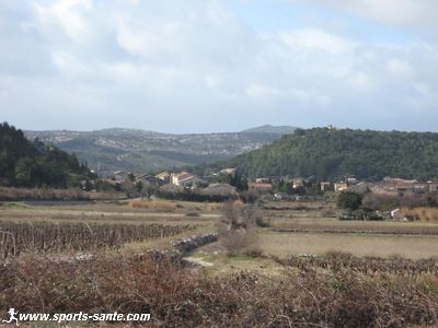 Roquefort des Corbières, village authentique de l'arrière pays de l'Aude, sa falaise et ses trois moulins, entre mer et collines