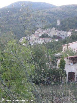 Photo de Corsavy et de sa tour à signaux en Roussillon
