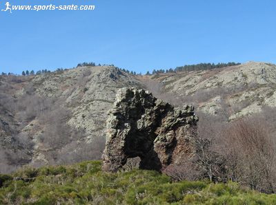 Photo de rocher troué par l'érosion sur le Caroux