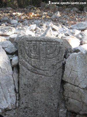Photo d'une stèle sur la draille de Viols-le-Fort dans le Languedoc