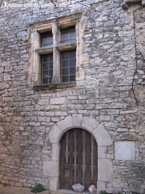 Photo de la rue du presbytère village de Viols le fort dans l'Hérault
