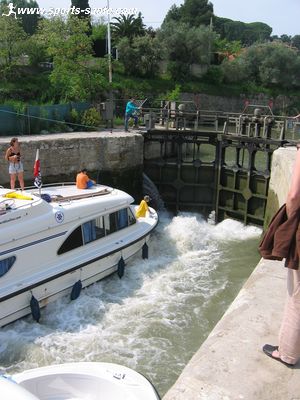 Photo de bateaux de plaisance dans une écluse à Fonséranes à Béziers Hérault