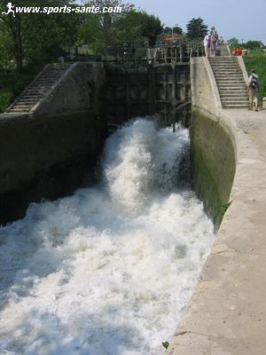 Photo de la mise en eau d'une écluse de Fonséranes à Béziers