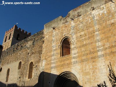 Photo des remparts du monastère d'Espira de l'Agly dans les pyrénées orientales