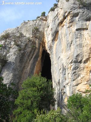 Photo de l'entrée de la grotte du Sergent à Saint Guilhem le Désert