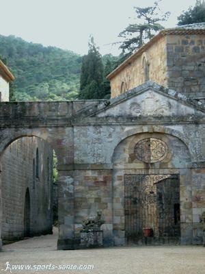 Photo de la cour de Fontfroide dans l'Aude