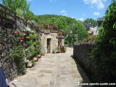 Photo de rue fleurie à Fraïsse sur Agoût Hérault