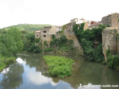 Photo de la Thongue au pied des remparts médiévaux de Gabian