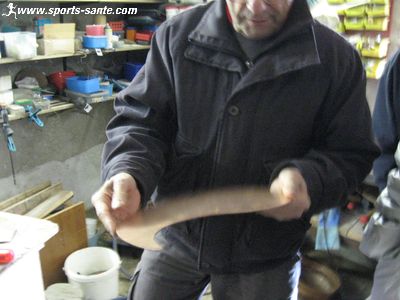 Photo du maître dinandier dans son atelier