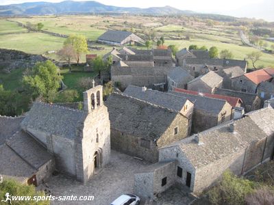 Photo de l'église romane Saint-Michel à La Garde-Guérin Lozère