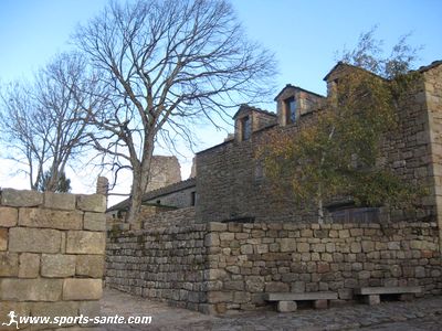 La Garde-Guérin, place forte médiévale des Pariers, sur le chemin de Régordane, près du Mont Lozère