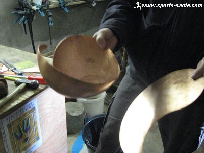 Photo d'objets de dinanderie en cours de création