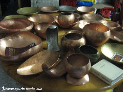 Photo d'objets de dinanderie à La Garde-Guérin