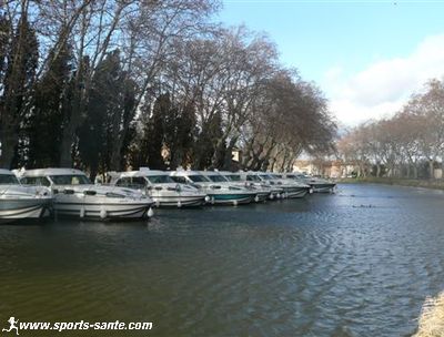 Photo de la flottille de location au port du Somail