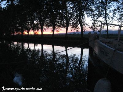 Photo du Canal du Midi au couchant à Homps