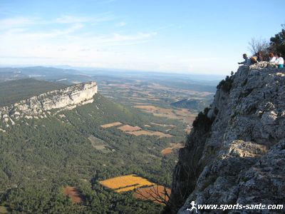 Photo de l'Hortus et de la vallée de Valflaunès depuis le sommet du Pic Saint-Loup