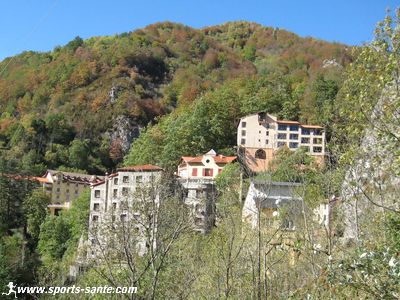 La Preste-les-Bains, centre de médecine thermale par ses sources d'eau chaude jaillissant des Pyrénées