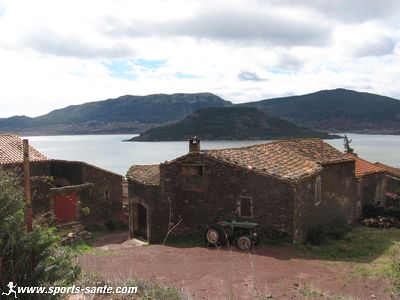 Photo du hameau avec gîtes des Vailhès au Salagou