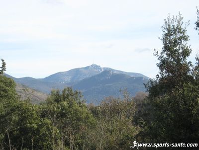 Randonnée autour du barrage des Terres Rouges au Salagou Département de l'Hérault
