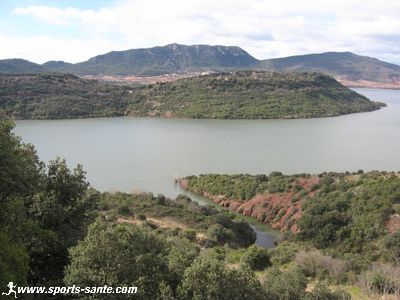 Photo du Lac des terres Rouges avec Liausson dans le fond